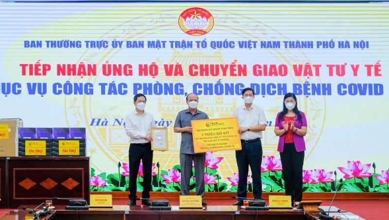 Đại diện Tập đoàn T&T Group trao tặng 1 triệu bộ kit xét nghiệm PCR cho đại diện Sở Y tế thành phố Hà Nội và UB MTTQ Việt Nam thành phố Hà Nội