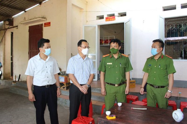 Các chiến sỹ công an tham gia lực lượng chống dịch tại chốt kiểm soát dịch bệnh Đèo Khau Cọ