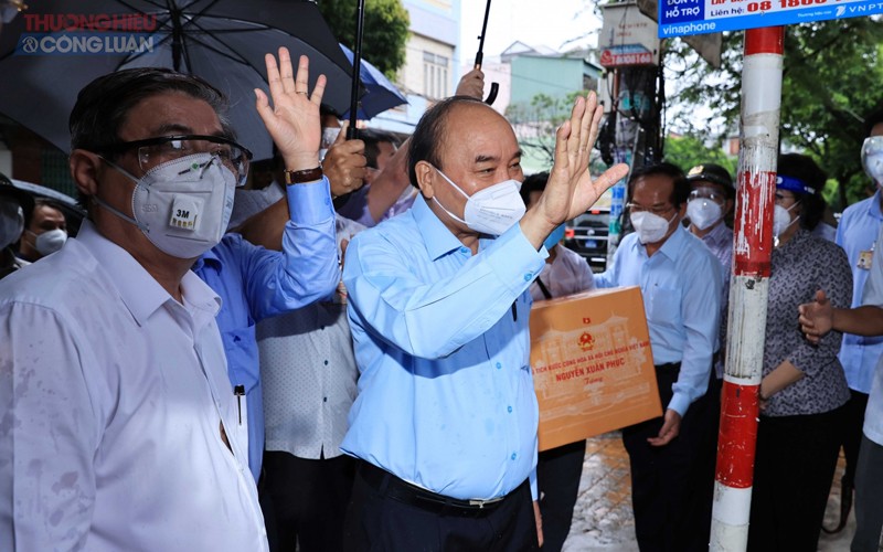 Chủ tịch nước Nguyễn Xuân Phúc thăm người dân trong khu phong tỏa tại thị trấn Hóc Môn, huyện Hóc Môn, TP Hồ Chí Minh ngày 29/7 (Ảnh: VOV)