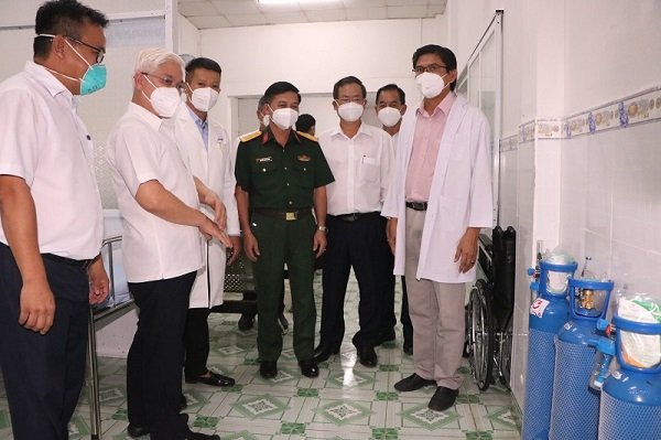 Bí thư Tỉnh ủy Bình Dương - Nguyễn Văn Lợi ( thứ 2 từ trái qua) tham quan trạm y tế lưu động tại doanh nghiệp.