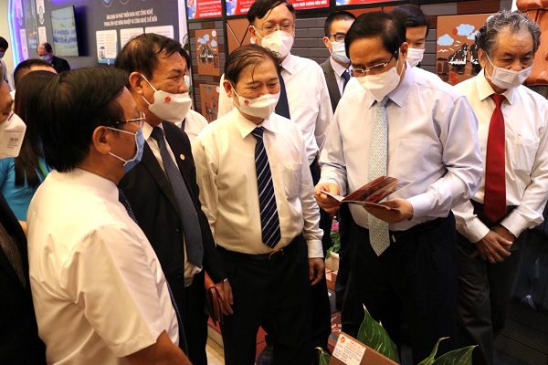 Thủ tướng Chính phủ Phạm Minh Chính tham quan các sản phẩm trưng bày tại gian hàng Gốm Đất Việt