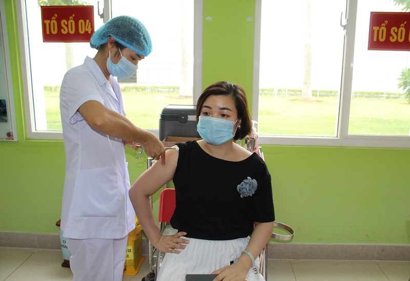 Hơn 4 ngàn công nhân trong khu công nghiệp Hải Yên, thành phố Móng Cái, tỉnh Quảng Ninh được tiêm vaccine Covid-19