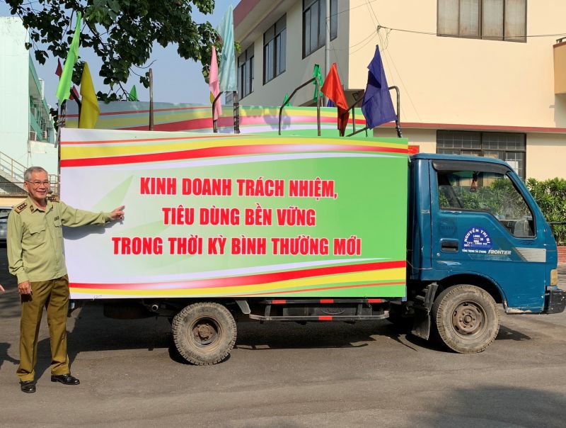 Ông Võ Văn Tỉnh – Quyền Cục trưởng Cục Quản lý thị trường tỉnh Đồng Nai phối hợp trong công tác tuyên truyền