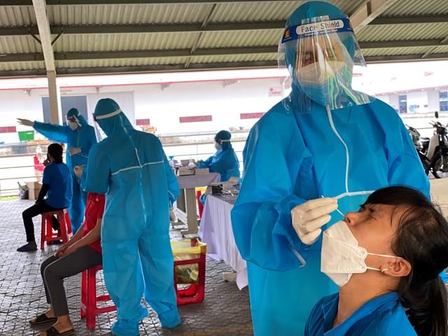 Ngành y tế tỉnh Quảng Nam lấy mẫu xét nghiệm