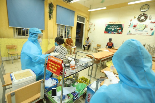 Đoàn cán bộ y tế tỉnh tham gia tiêm vắc xin cho người dân quận Đống Đa và huyện Thanh Trì