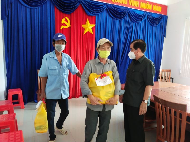 Cà Mau: Trao tặng 10.913 gói quà an sinh xã hội cho hộ nghèo, hộ cận nghèo