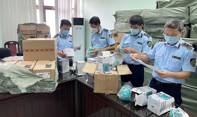 Lực lượng Quản lý thị trường Hà Nội thu giữ lô hàng khẩu trang giả mạo nhãn nhiệu