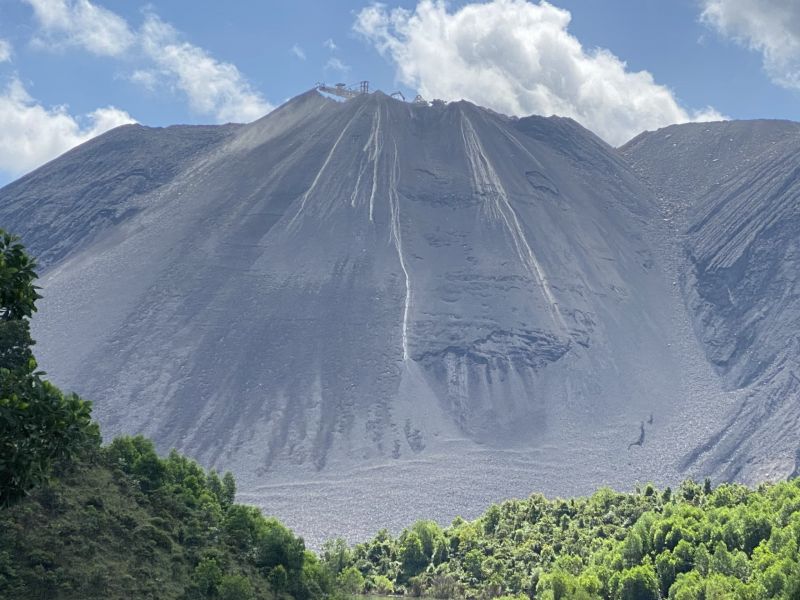 Quảng Ninh: Sử dụng đất thải mỏ để san lấp mặt bằng các dự án tại Vân Đồn