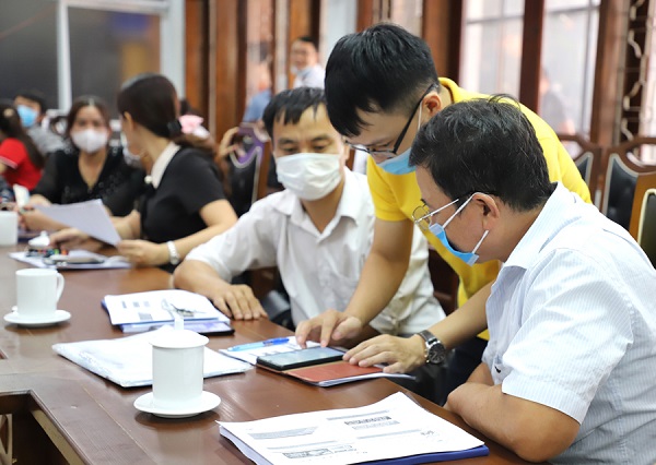 Nhân viên Bưu điện Hà Giang hướng dẫn cài đặt phần mềm trên điện thoại cho học viên