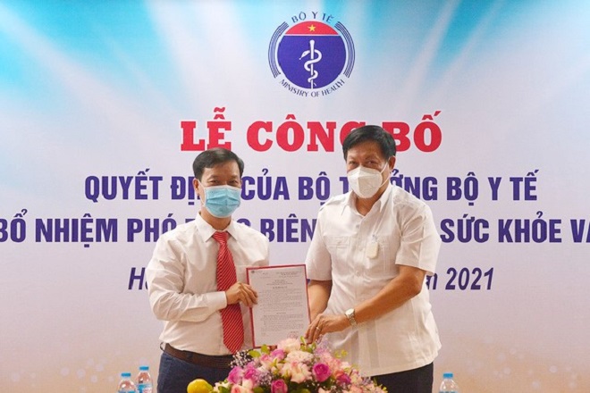 Thứ trưởng Đỗ Xuân Tuyên trao quyết định bổ nhiệm Phó Tổng biên tập Nguyễn Ngọc Đức.