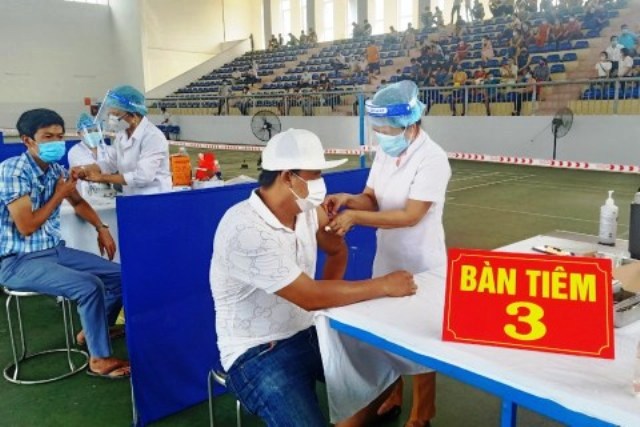 Tiêm vắc xin phòng dịch Covid tại Khu công nghiệp Phong Điền