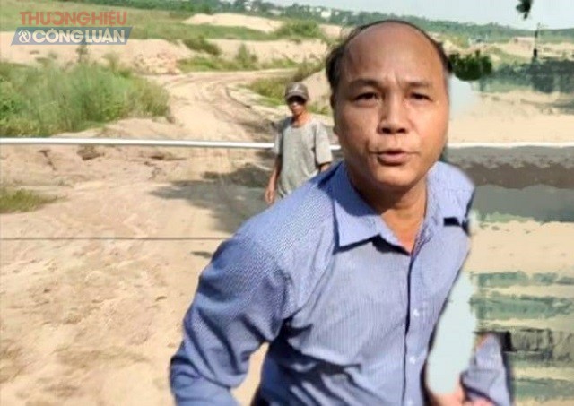 Đối tượng Nguyễn Văn Mười chặn ba-ri-e, ngăn cản phóng viên tác nghiệp.