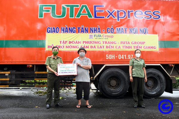 Tập đoàn Phương Trang - Futa Group hỗ trợ 21 tấn nông sản cho Công an Tiền Giang. Ảnh: KT