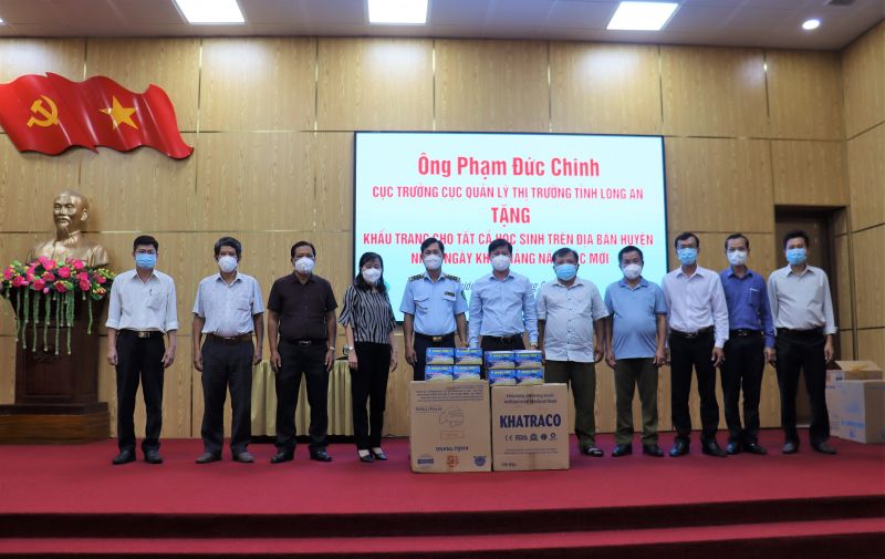 Cục Trưởng Cục QLTT tỉnh Long An - ông Phạm Đức Chinh đã trao tặng 30.000 cái khẩu trang y tế