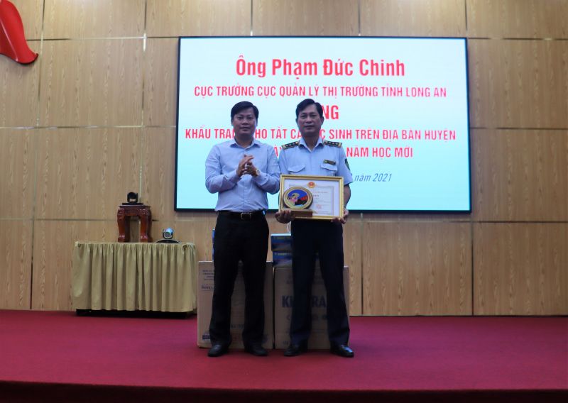 Lãnh đạo địa phương trao tặng giấy khen cho cá nhân đồng chí Phạm Đức Chinh.