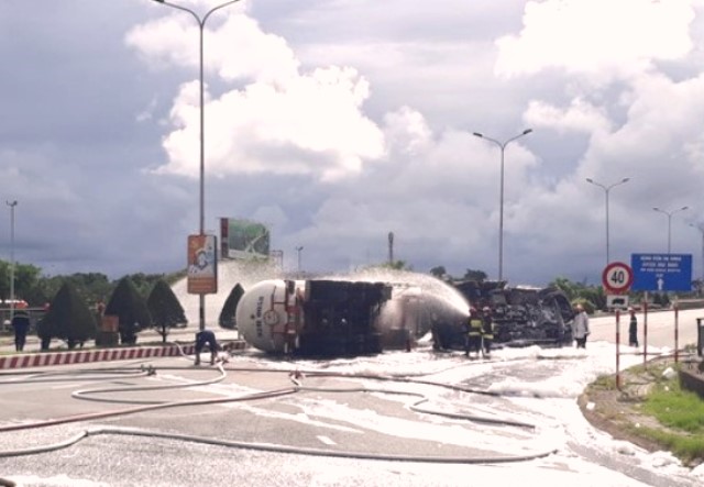 Đà Nẵng: Xe bồn chở 20 tấn gas bị lật giữa đường