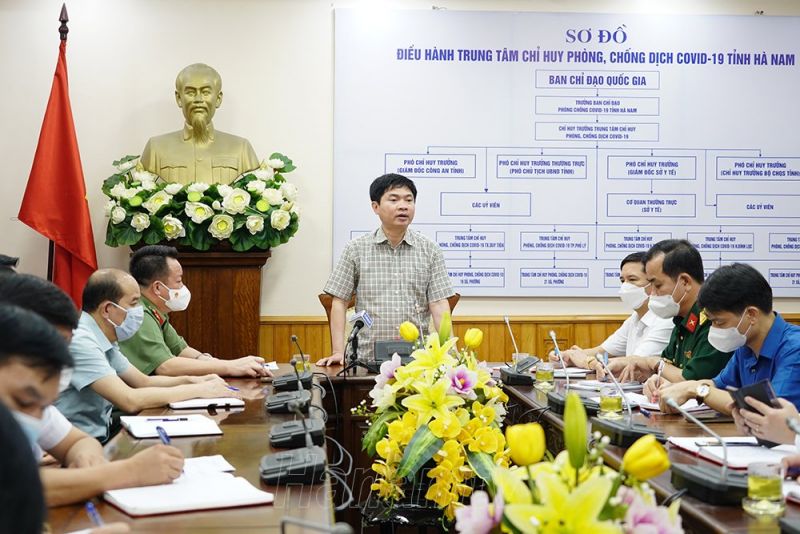 Chủ tịch UBND tỉnh Hà Nam Trương Quốc Huy (giữa) triệu tập họp lúc 0 giờ sáng ngày 21/9 để chống dịch
