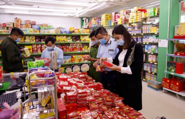 Đoàn công tác kiểm tra tại siêu thị Thành Công.