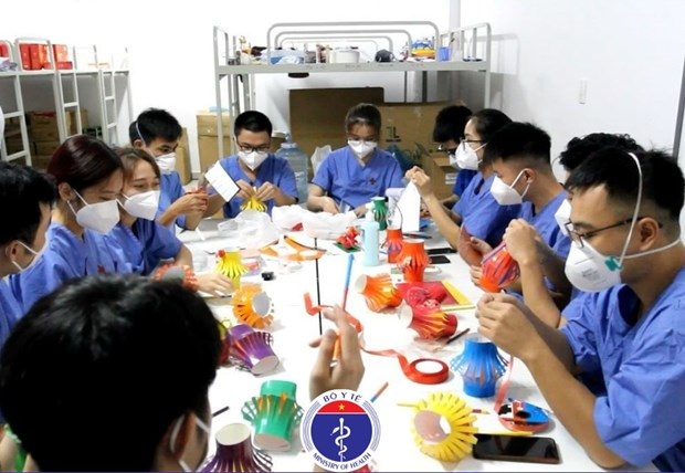 Các cán bộ, sinh viên Đại học Y Thái Bình làm đèn lồng tặng trẻ em trong khu cách ly. (Ảnh: Bộ Y tế)