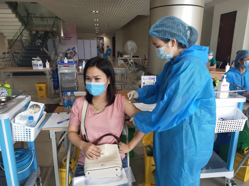 Các địa phương được tự quyết định việc rút ngắn khoảng cách hai mũi tiêm vaccine AstraZeneca