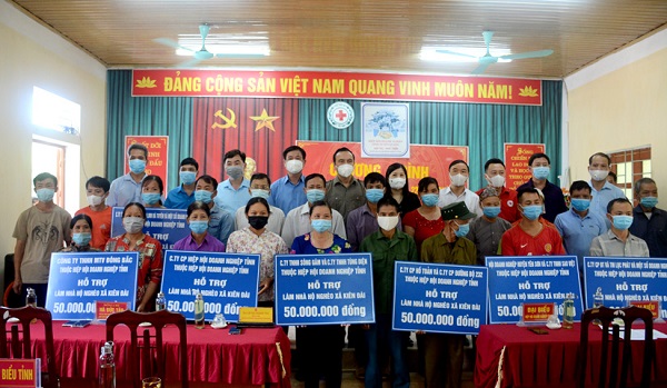 Các hộ nghèo tại xã Kiên Đài được nhận tiền hỗ trợ làm nhà từ các doanh nghiệp trên địa bàn tỉnh