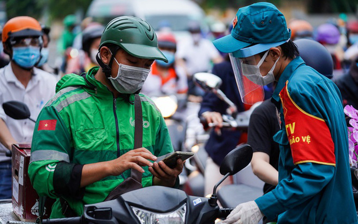 Thành phố Hồ Chí Minh: Doanh nghiệp tự tổ chức xét nghiệm Covid-19 cho shipper
