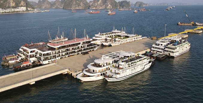 Quảng Ninh dừng cấp phép tàu tham quan vịnh Hạ Long do thời tiết xấu