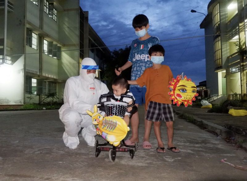 Tỉnh đoàn Long An tổ chức trao tặng quà trung thu cho thiếu nhi tại các bệnh viện dã chiến