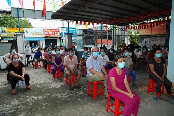 Người dân TP Thuận An (Bình Dương) chờ lấy mẫu xét nghiệm