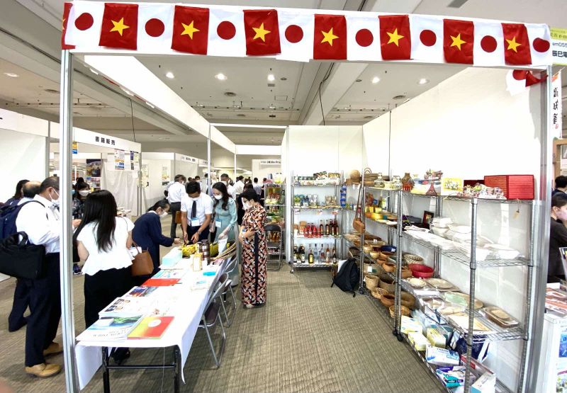 Các Công ty Nhật Bản và khách tham dự nghe thông tin giới thiệu và thưởng thức trái nhãn của Việt Nam