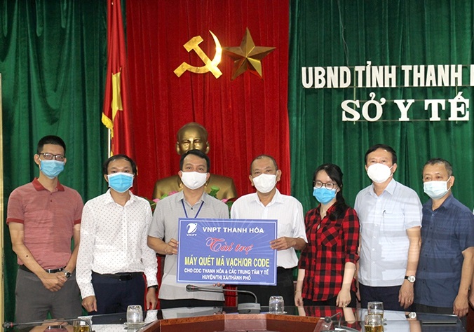 VNPT Thanh Hóa trao tặng máy quét mã vạch QR CODE để phục vụ công tác phòng chống dịch Covid-19