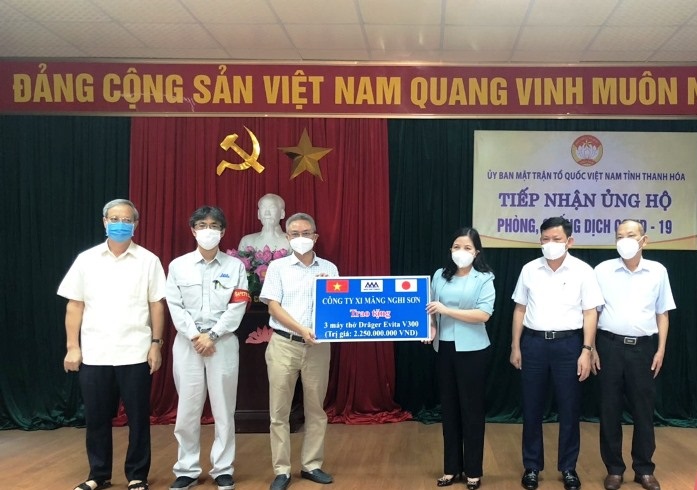 Công ty Xi măng Nghi Sơn trao tặng 3 máy thở trị giá 2 tỷ 250 triệu đồng.