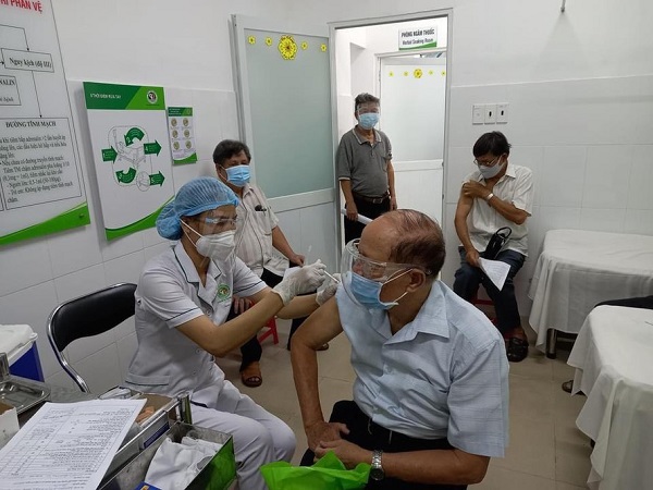 Nhân viên y tế tiêm vắc xin Covid-19 cho người dân