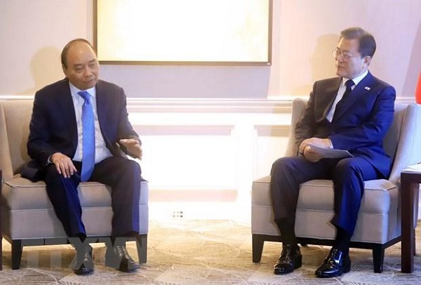 Chủ tịch nước Nguyễn Xuân Phúc gặp Tổng thống Hàn Quốc Moon Jae-in (Ảnh: TTXVN)