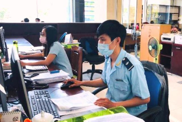 Cán bộ Hải quan Đà Nẵng hỗ trợ doanh nghiệp hoàn thiện thủ tục xuất nhập khẩu qua mạng Internet.