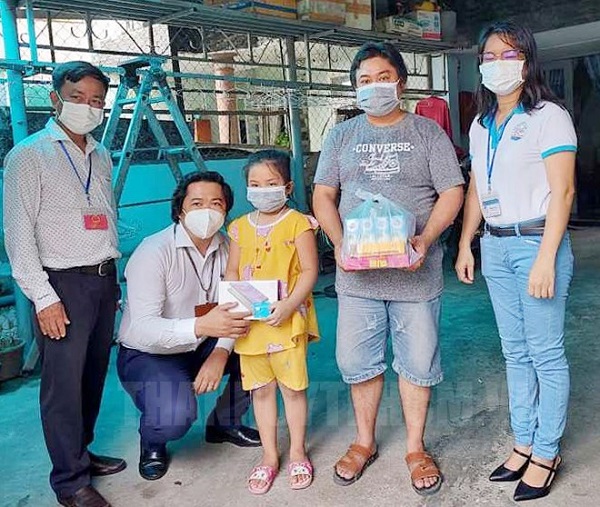 TP. Thủ Đức (TP. HCM): Tặng thiết bị hỗ trợ học tập trực tuyến cho học sinh có hoàn cảnh khó khăn