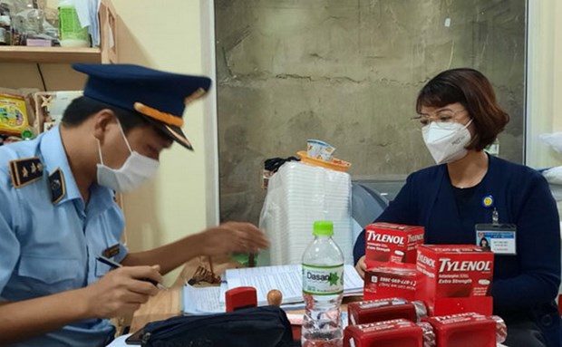 Phát hiện, xử lý cửa hàng thực phẩm rao bán kit test nhanh Covid-19 và thuốc hạ sốt nhập lậu