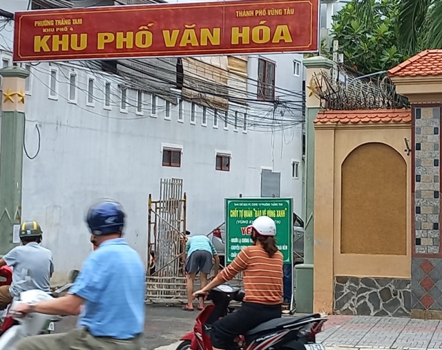 Một chốt bảo vệ vùng xanh ở phường Thắng Tam đang được tháo dỡ, cho xe lưu thông