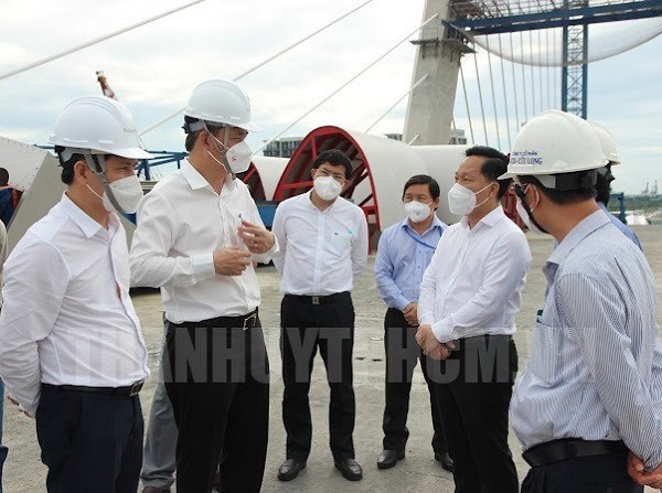 Ông Lê Hòa Bình, Phó Chủ tịch UBND TP. HCM cùng lãnh đạo TP Thủ Đức kiểm tra các công trình xây dựng trên địa bàn TP Thủ Đức