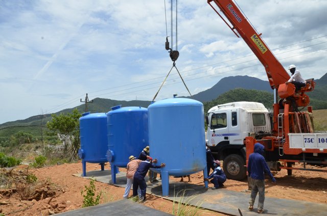 Nguồn nước cạn kiệt, Công ty HueWACO phải đưa hệ thống bồn nước lưu động về cấp nước cho người dân