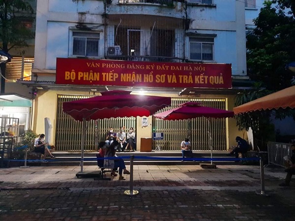 Trong những ng&agrave;y đầu ti&ecirc;n H&agrave; Nội nới lỏng gi&atilde;n c&aacute;ch đ&atilde; c&oacute; rất đ&ocirc;ng người d&acirc;n xếp h&agrave;ng từ 5h s&aacute;ng đến chiều tối để chờ nhận kết quả tại văn ph&ograve;ng đăng k&yacute; đất đai H&agrave; Nội.