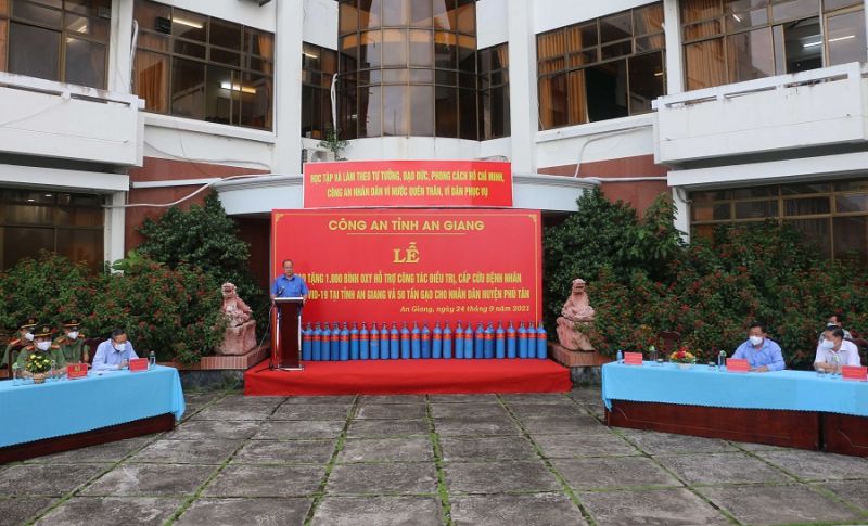 Công an tỉnh An Giang trao tặng vật tư y tế và gạo hỗ trợ phòng, chống dịch COVID-19. Ảnh: KT