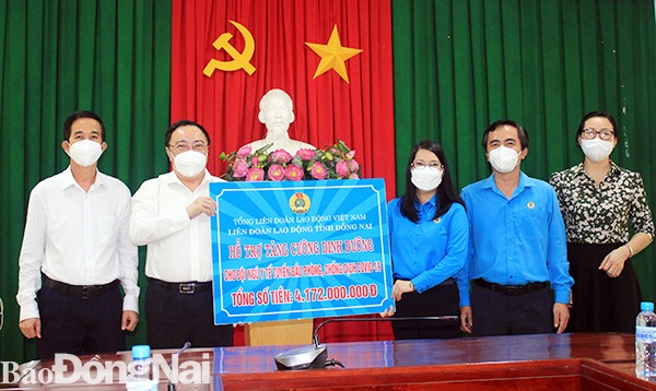 Liên đoàn Lao động tỉnh Đồng Nai tặng hơn 4,1 tỷ đồng cho tuyến đầu chống dịch