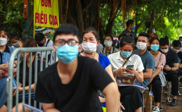 Hà Nội: Người dân xếp hàng chờ lấy xác nhận giấy tờ về đất đai