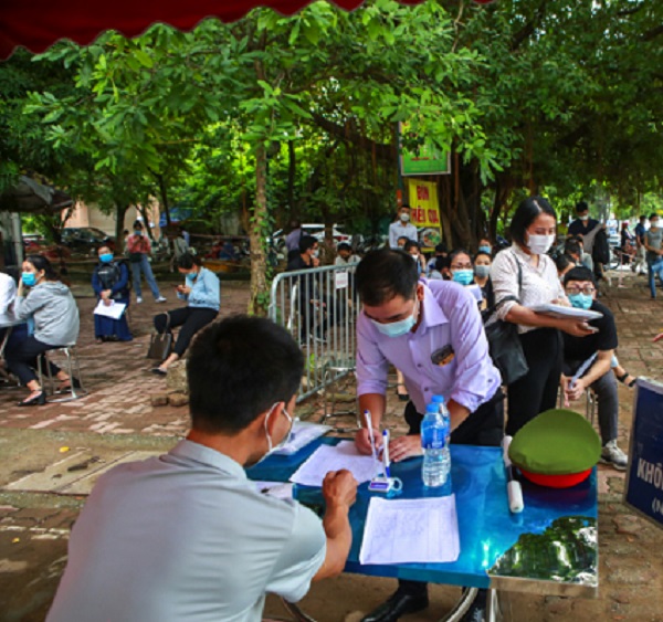 ại đ&acirc;y, do đ&atilde; ph&aacute;t số từ 7h s&aacute;ng đến 7h30 đ&atilde; ph&aacute;t xong số n&ecirc;n mọi người đến sau đăng k&yacute; th&ocirc;ng tin để văn ph&ograve;ng nắm được danh s&aacute;ch.