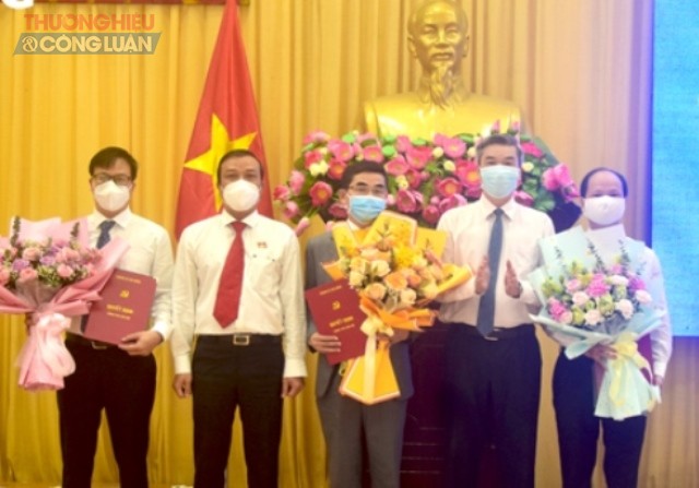 Trao quyết định của Ban Thường vụ Thành ủy, tặng hoa chúc mừng các ông Phan Văn Tôn và Phan Duy Anh