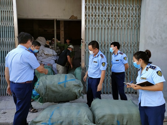 Hàng chục bao hàng dệt may đã qua sử dụng, không rõ nguồn gốc xuất xứ vừa bị lực lượng QLTT tỉnh Thái Bình phát hiện bắt giữ
