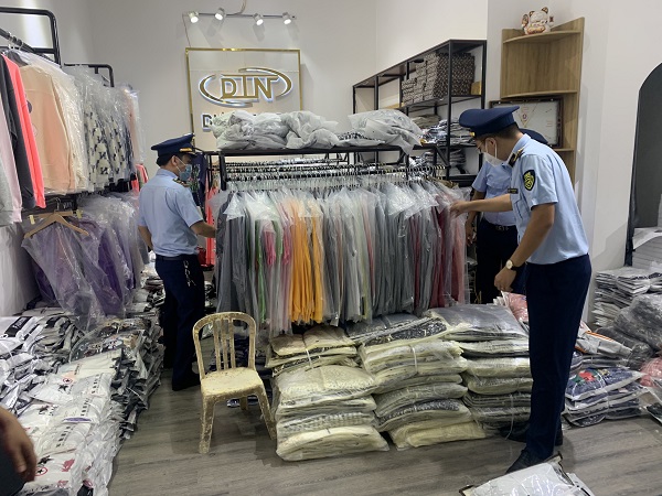 Bắc Ninh: Tạm giữ gần 200 bộ quần áo có dấu hiệu giả mạo nhãn hiệu