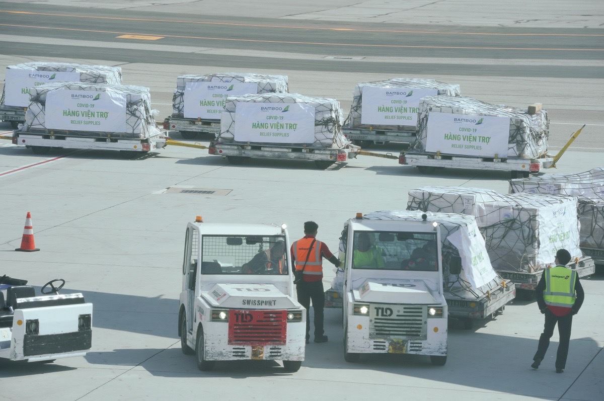 Chuyến bay trở về trên chặng San Francisco – Hà Nội chở miễn phí 7 tấn trang thiết bị, vật tư y tế cứu trợ được gửi từ Lãnh sự quán Việt Nam tại San Francisco về nước