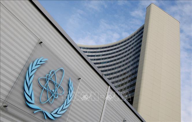 Biểu tượng Cơ quan Năng lượng nguyên tử quốc tế (IAEA) tại trụ sở ở Vienna, Áo. Ảnh: AFP/TTXVN